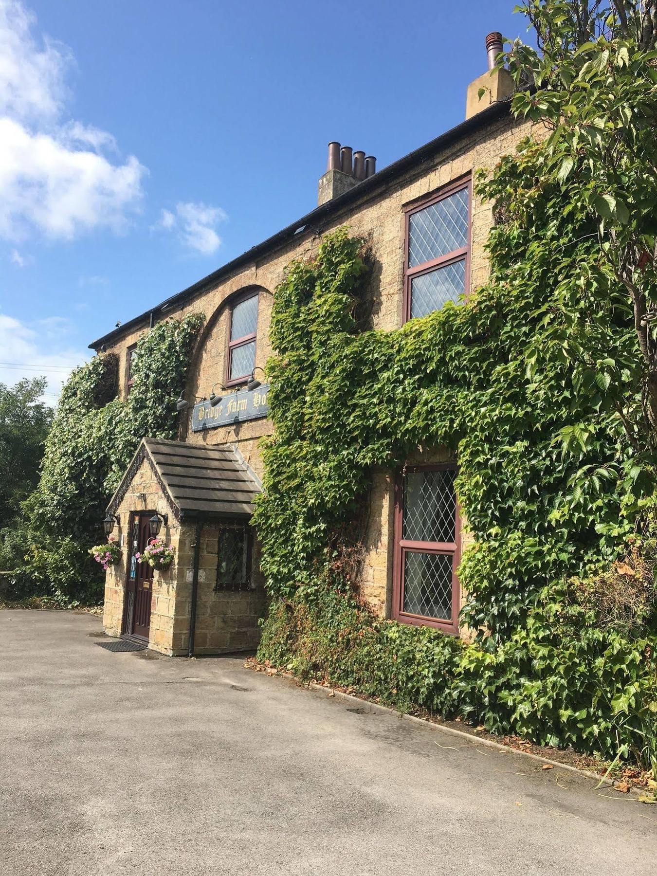 Bridge Farm Hotel Лидс Экстерьер фото