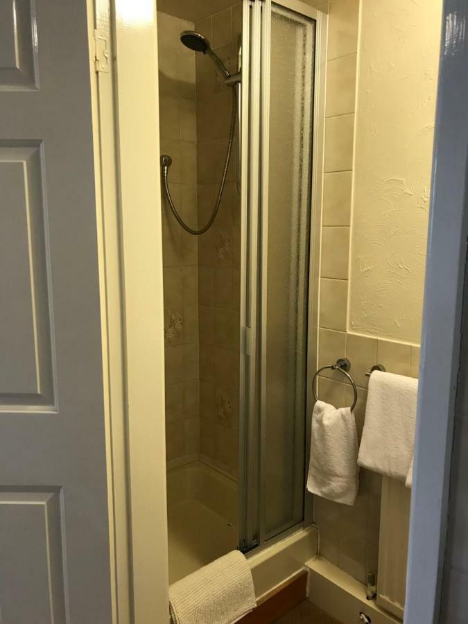 Bridge Farm Hotel Лидс Экстерьер фото